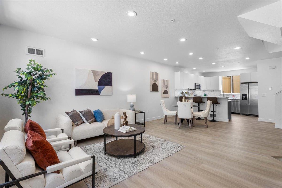 Detail Gallery Image 7 of 37 For 1690 Civic Center Dr #402,  Santa Clara,  CA 95050 - 2 Beds | 2/1 Baths