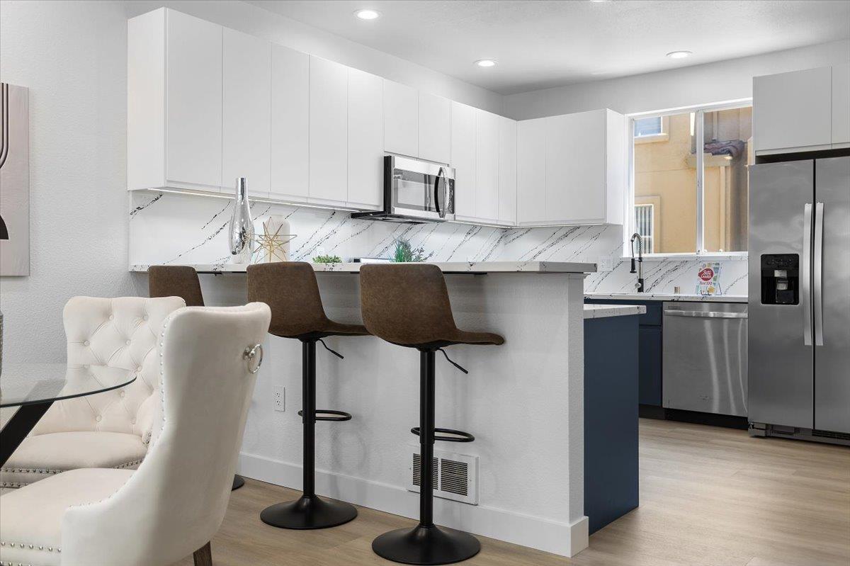 Detail Gallery Image 8 of 37 For 1690 Civic Center Dr #402,  Santa Clara,  CA 95050 - 2 Beds | 2/1 Baths