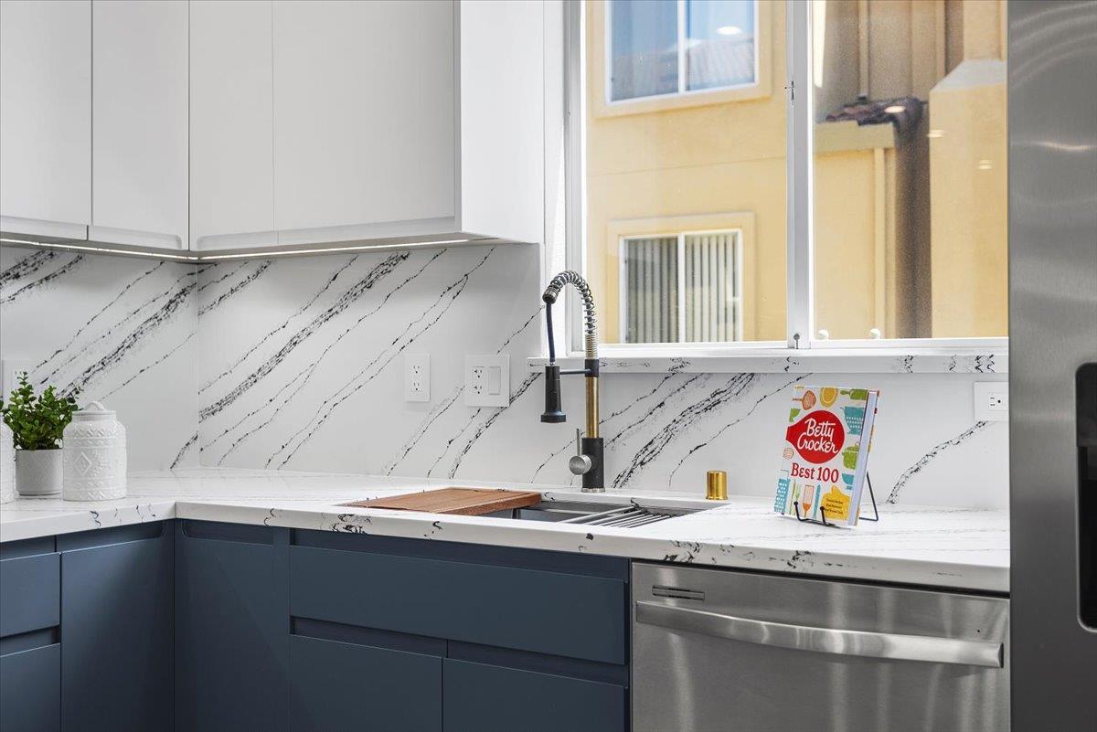 Detail Gallery Image 9 of 37 For 1690 Civic Center Dr #402,  Santa Clara,  CA 95050 - 2 Beds | 2/1 Baths