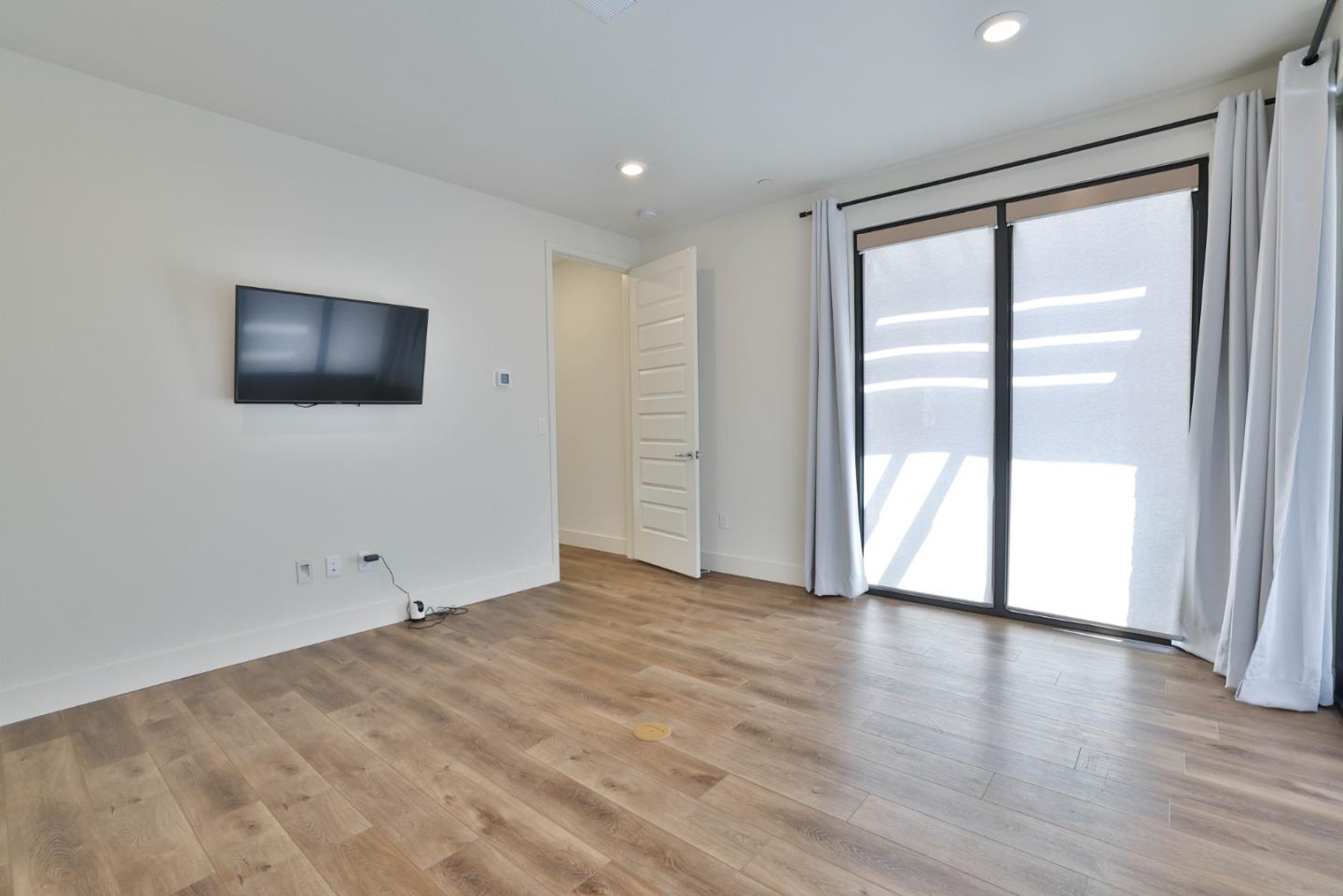 Detail Gallery Image 4 of 29 For 1435 El Camino Real, Santa Clara,  CA 95050 - 4 Beds | 3/1 Baths