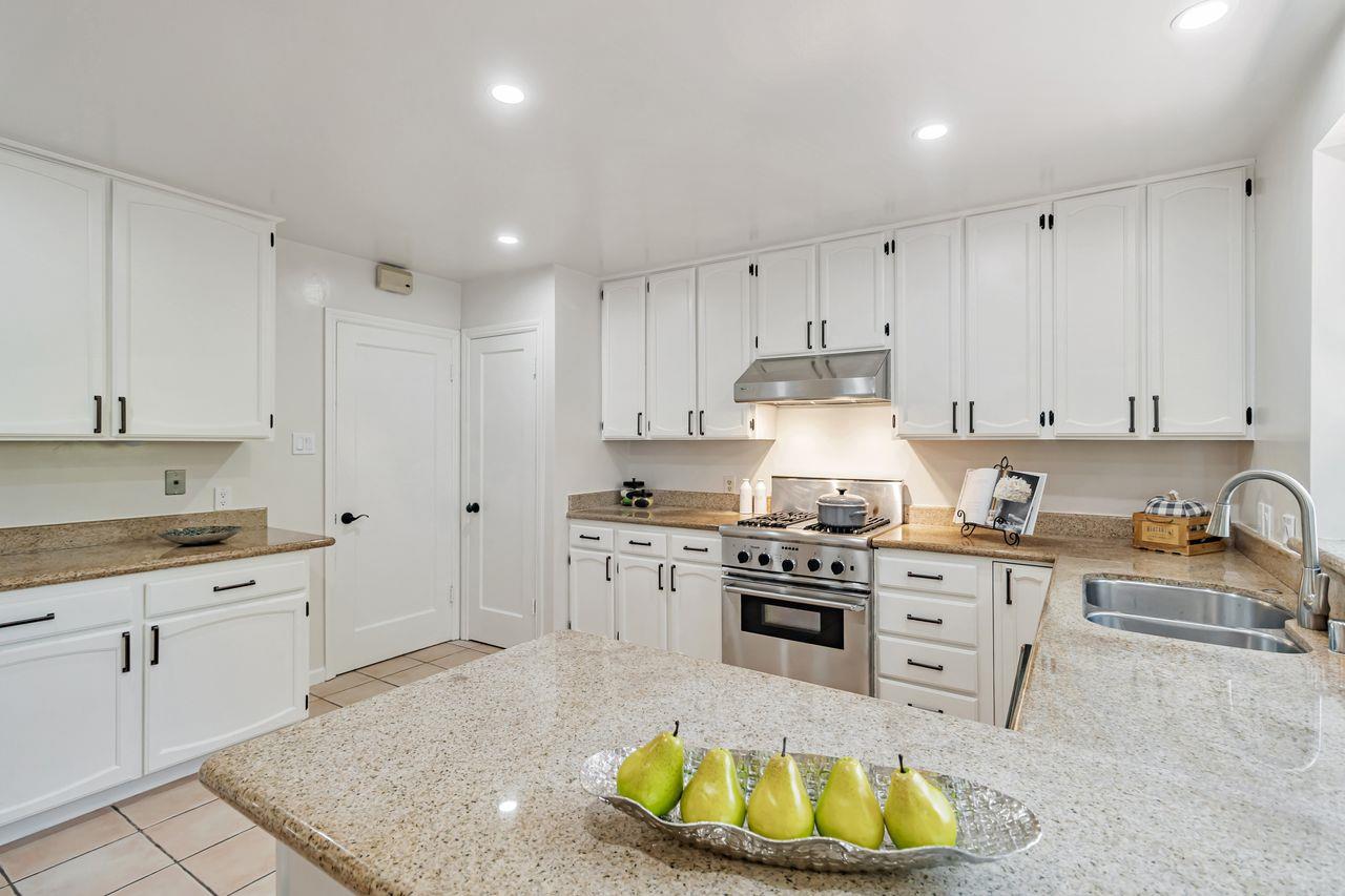 Detail Gallery Image 4 of 43 For 833 Alameda De Las Pulgas, Belmont,  CA 94002 - 2 Beds | 1 Baths