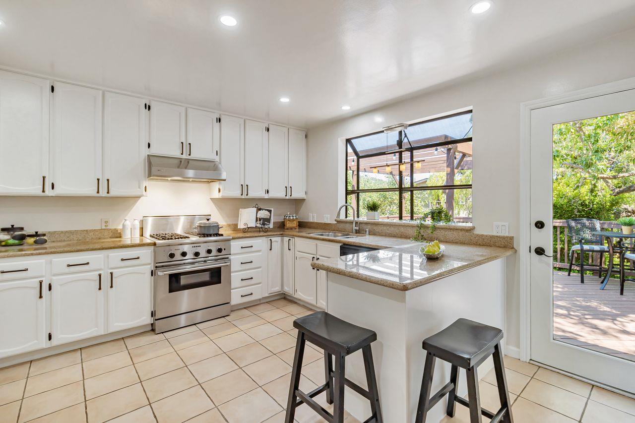 Detail Gallery Image 6 of 43 For 833 Alameda De Las Pulgas, Belmont,  CA 94002 - 2 Beds | 1 Baths