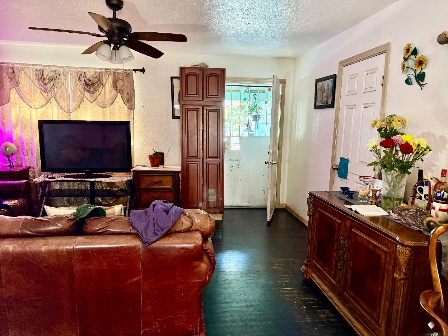 Detail Gallery Image 3 of 9 For 2380 Ralmar Ave, East Palo Alto,  CA 94303 - 2 Beds | 1 Baths