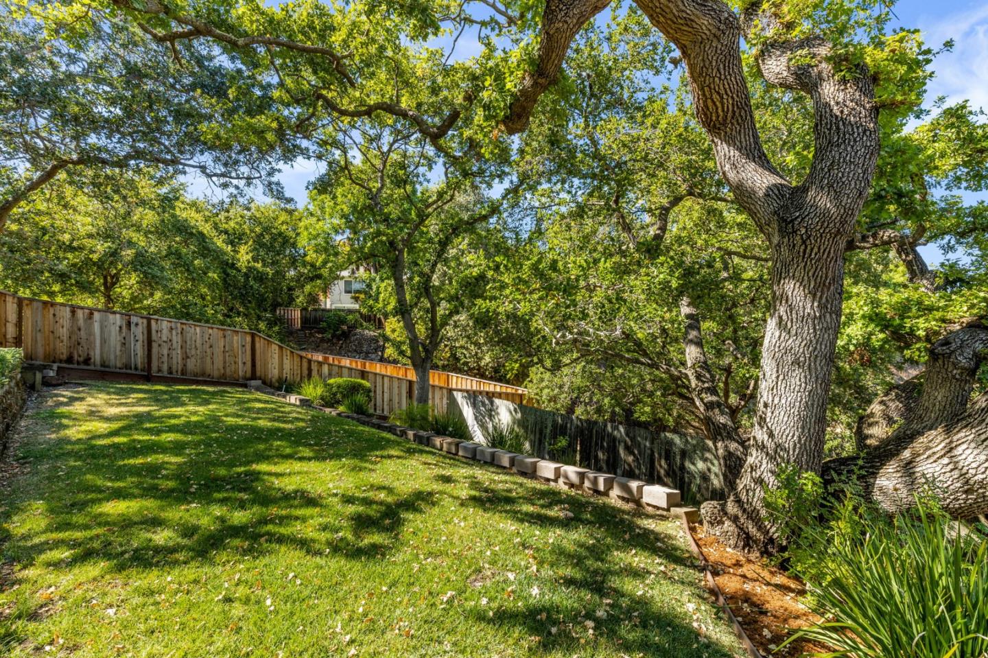 Detail Gallery Image 25 of 28 For 875 Sunset Dr, San Carlos,  CA 94070 - 3 Beds | 2/1 Baths