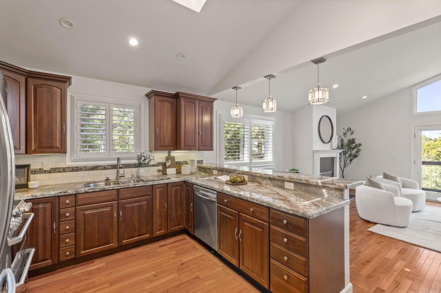 Detail Gallery Image 8 of 28 For 875 Sunset Dr, San Carlos,  CA 94070 - 3 Beds | 2/1 Baths
