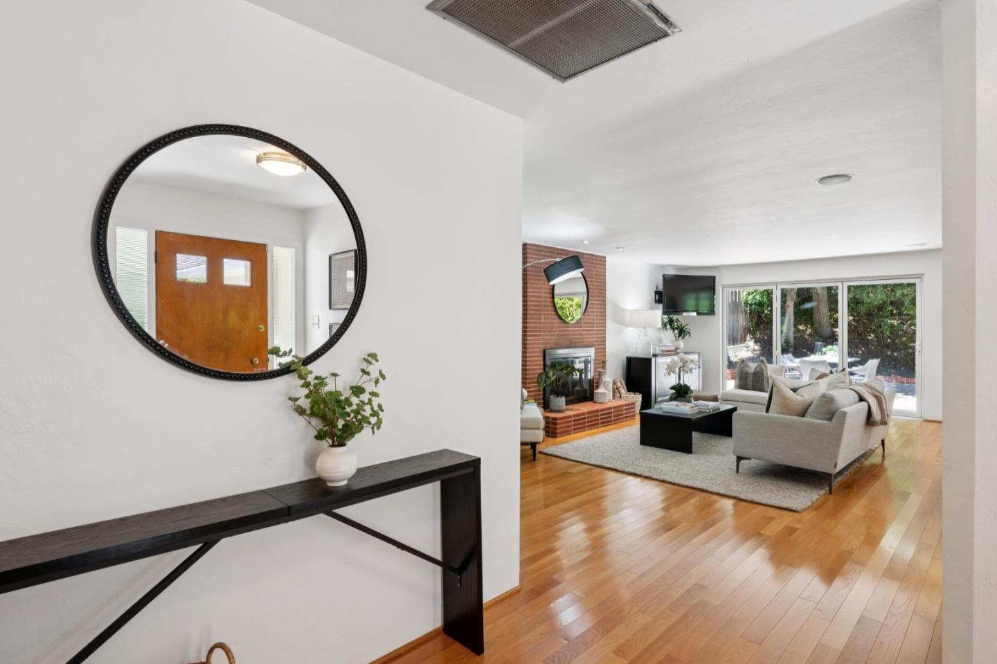 Detail Gallery Image 6 of 43 For 4 Corte Camellia, Millbrae,  CA 94030 - 2 Beds | 1/1 Baths
