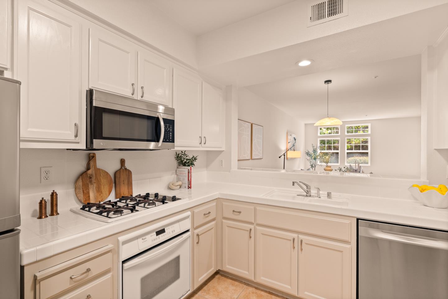 Detail Gallery Image 4 of 50 For 613 Swallowtail Ct, Brisbane,  CA 94005 - 3 Beds | 2 Baths