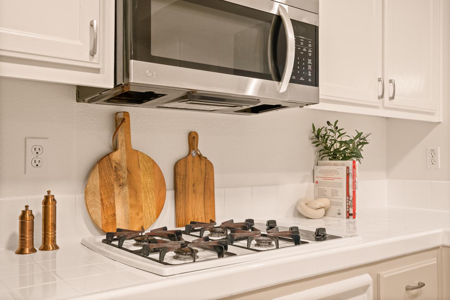 Detail Gallery Image 9 of 50 For 613 Swallowtail Ct, Brisbane,  CA 94005 - 3 Beds | 2 Baths