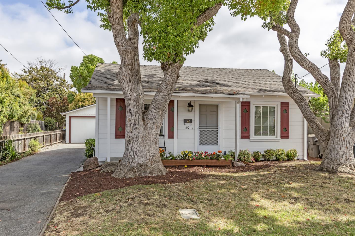 Detail Gallery Image 2 of 28 For 80 Centre St, Mountain View,  CA 94041 - 2 Beds | 1 Baths
