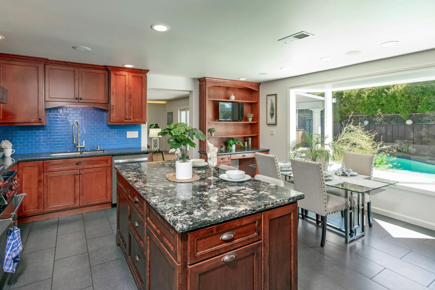 Detail Gallery Image 10 of 32 For 1513 Meadow Ln, Mountain View,  CA 94040 - 4 Beds | 3/1 Baths