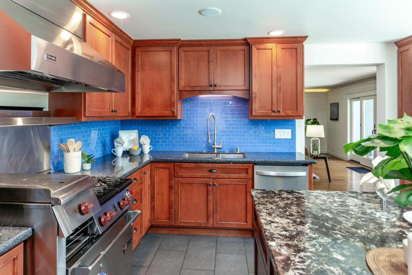 Detail Gallery Image 11 of 32 For 1513 Meadow Ln, Mountain View,  CA 94040 - 4 Beds | 3/1 Baths