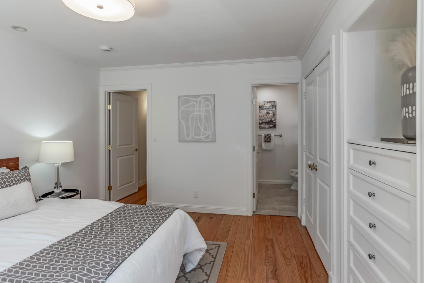 Detail Gallery Image 13 of 32 For 1513 Meadow Ln, Mountain View,  CA 94040 - 4 Beds | 3/1 Baths