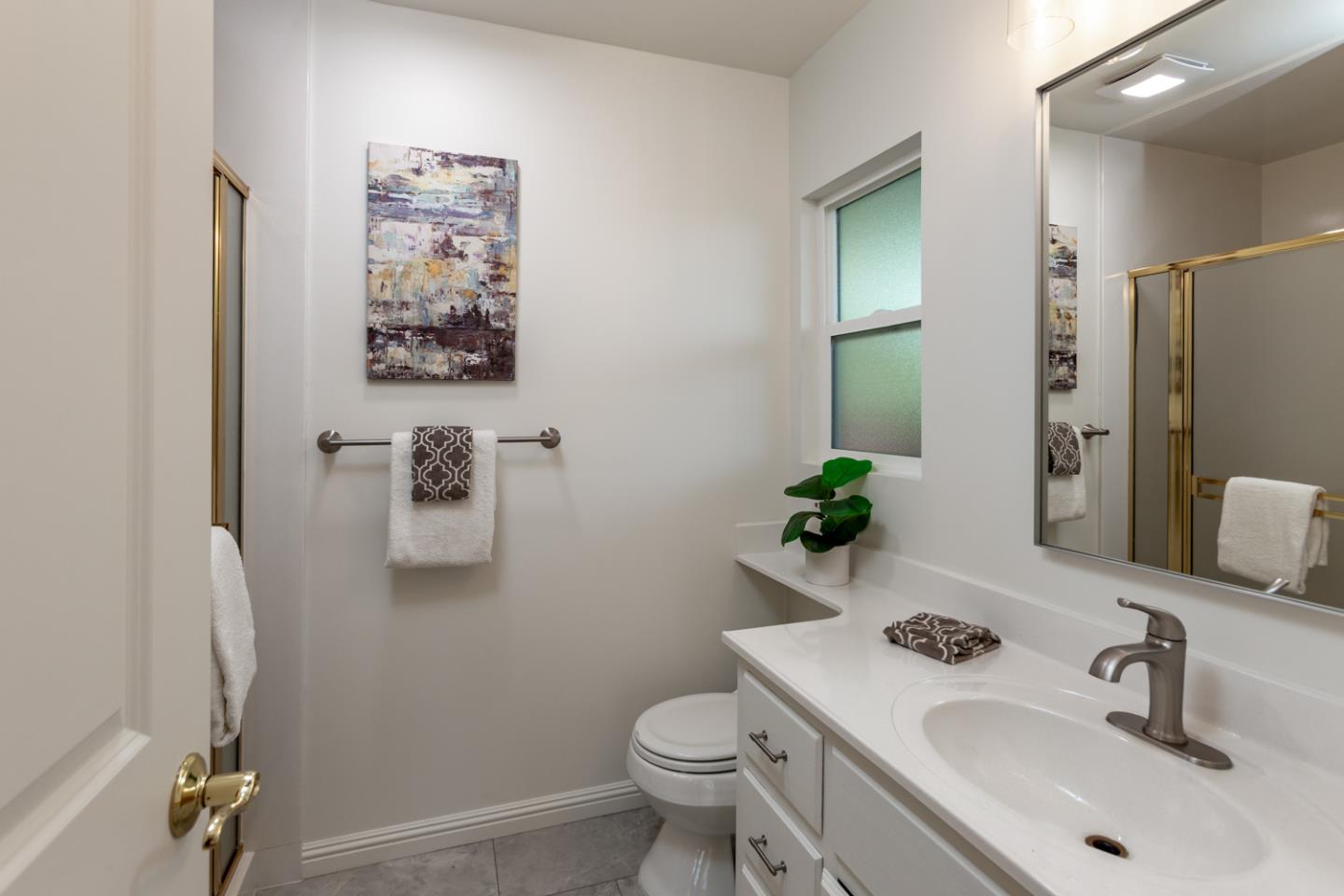 Detail Gallery Image 14 of 32 For 1513 Meadow Ln, Mountain View,  CA 94040 - 4 Beds | 3/1 Baths