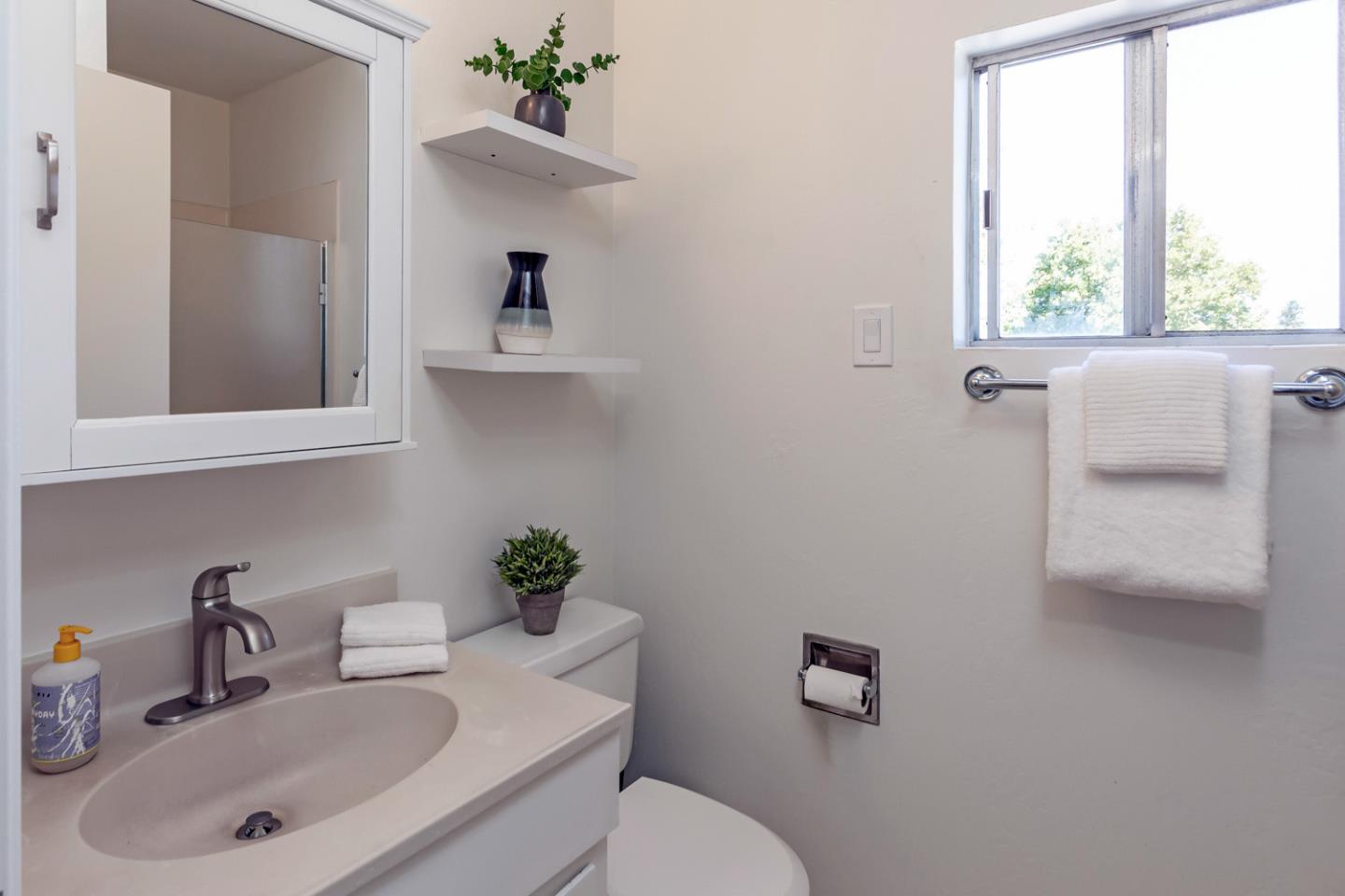 Detail Gallery Image 21 of 32 For 1513 Meadow Ln, Mountain View,  CA 94040 - 4 Beds | 3/1 Baths