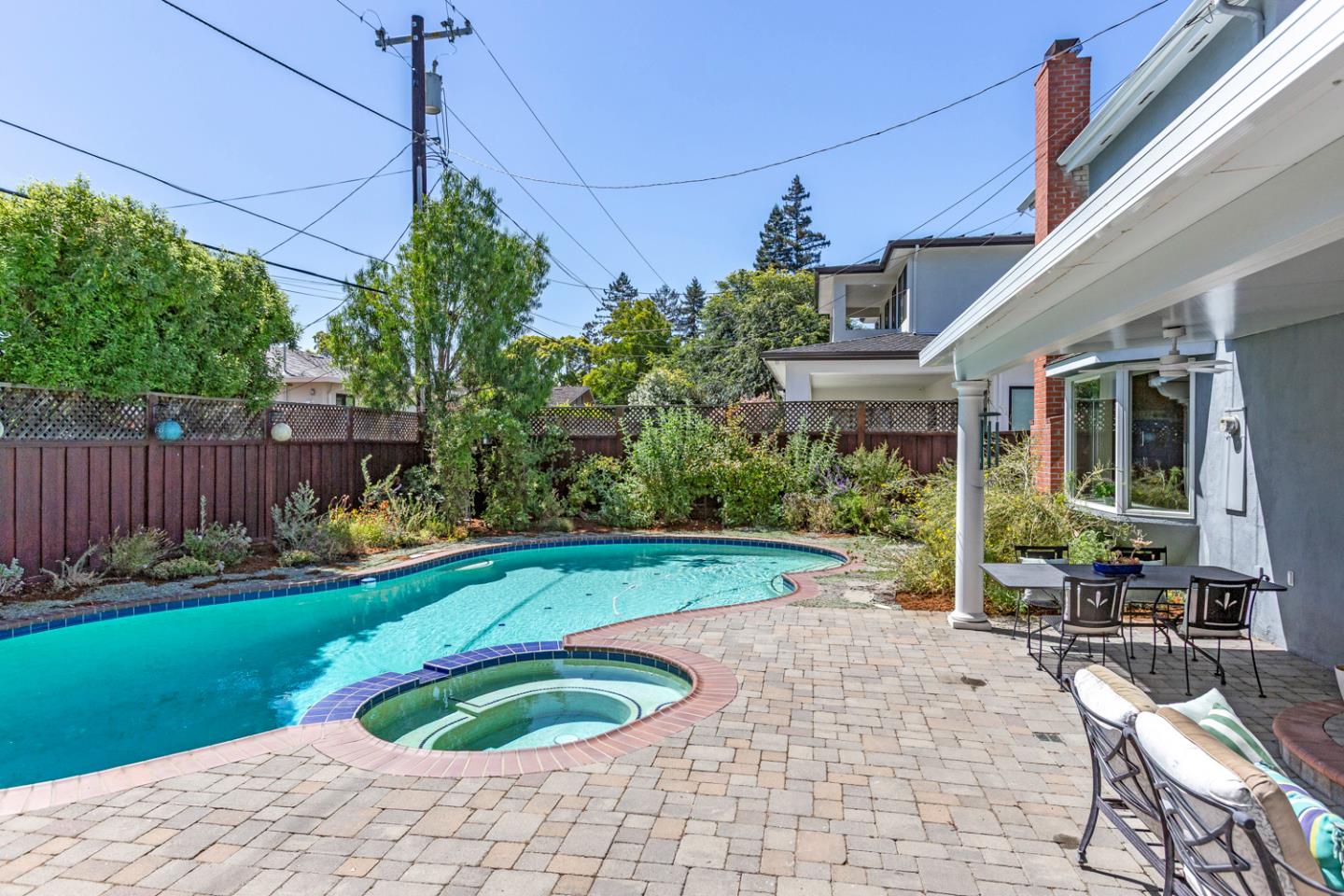 Detail Gallery Image 23 of 32 For 1513 Meadow Ln, Mountain View,  CA 94040 - 4 Beds | 3/1 Baths