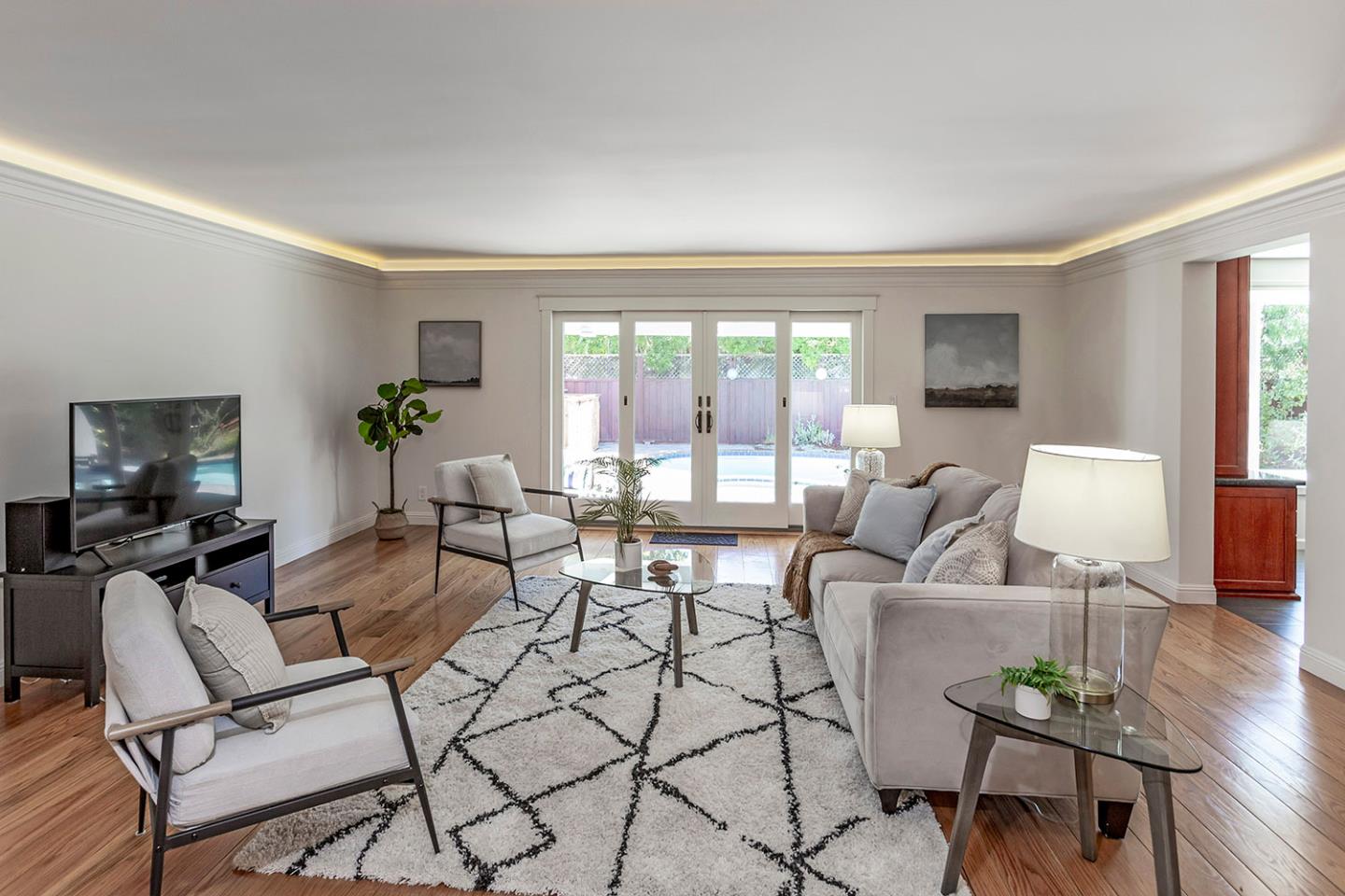 Detail Gallery Image 4 of 32 For 1513 Meadow Ln, Mountain View,  CA 94040 - 4 Beds | 3/1 Baths