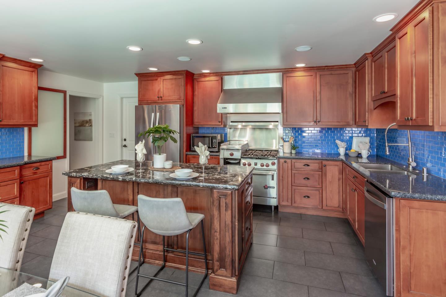 Detail Gallery Image 9 of 32 For 1513 Meadow Ln, Mountain View,  CA 94040 - 4 Beds | 3/1 Baths