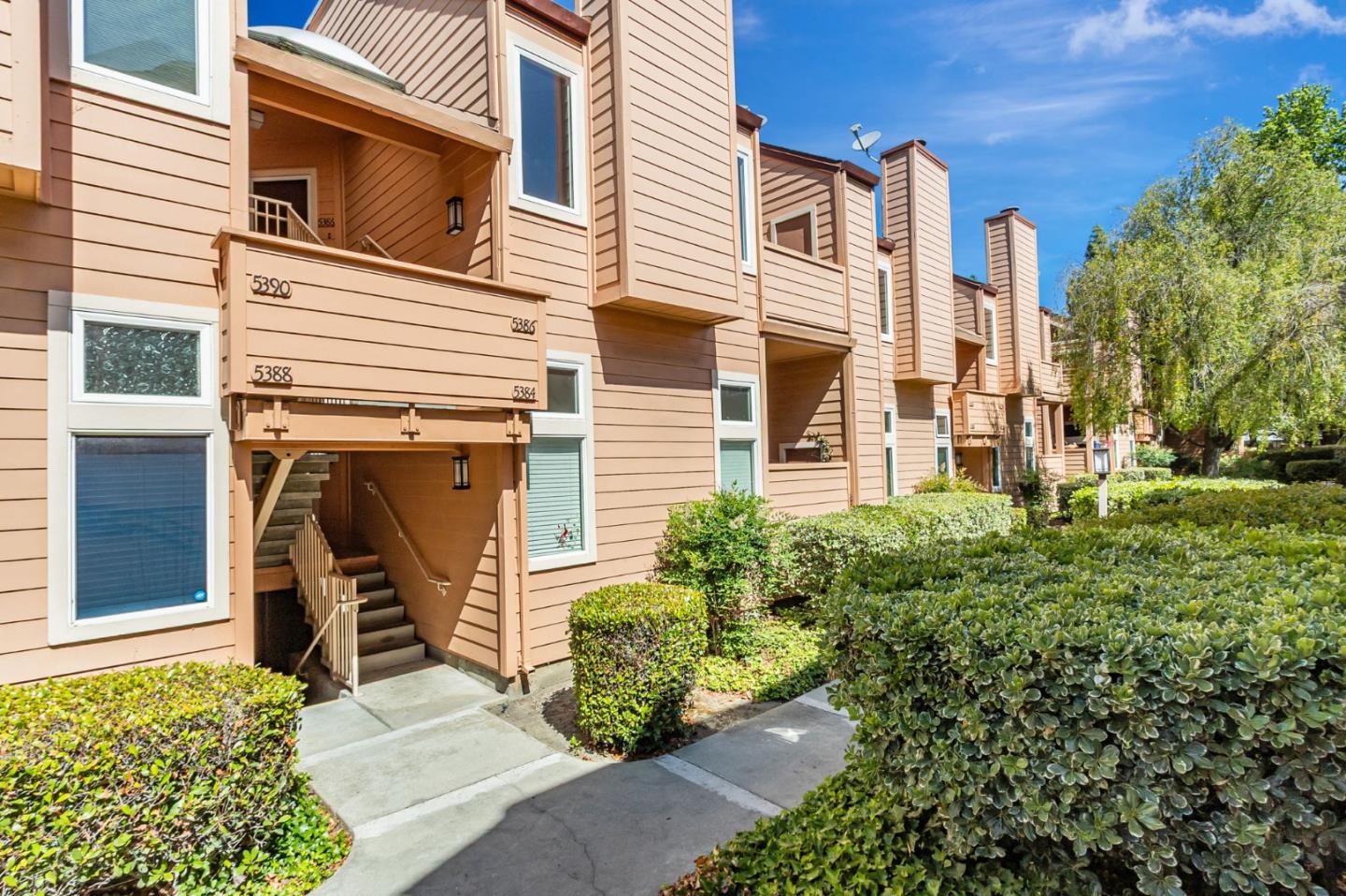 Detail Gallery Image 2 of 62 For 5386 Borneo Cir, San Jose,  CA 95123 - 3 Beds | 2 Baths