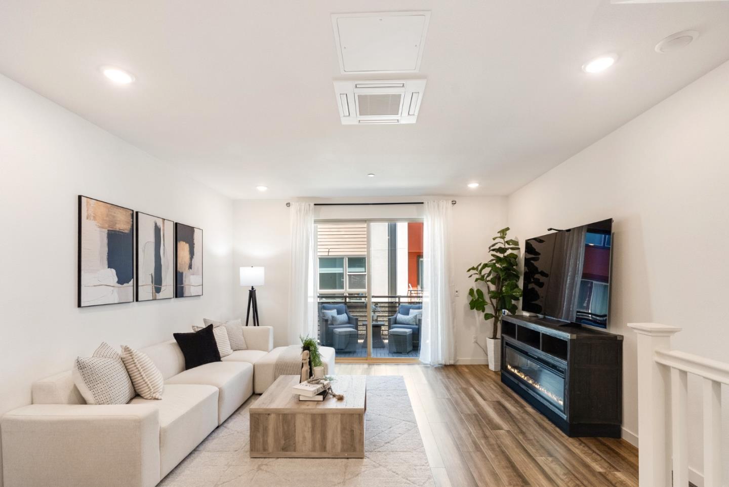 Detail Gallery Image 10 of 29 For 5950 Flash Ct, San Jose,  CA 95119 - 3 Beds | 3/1 Baths