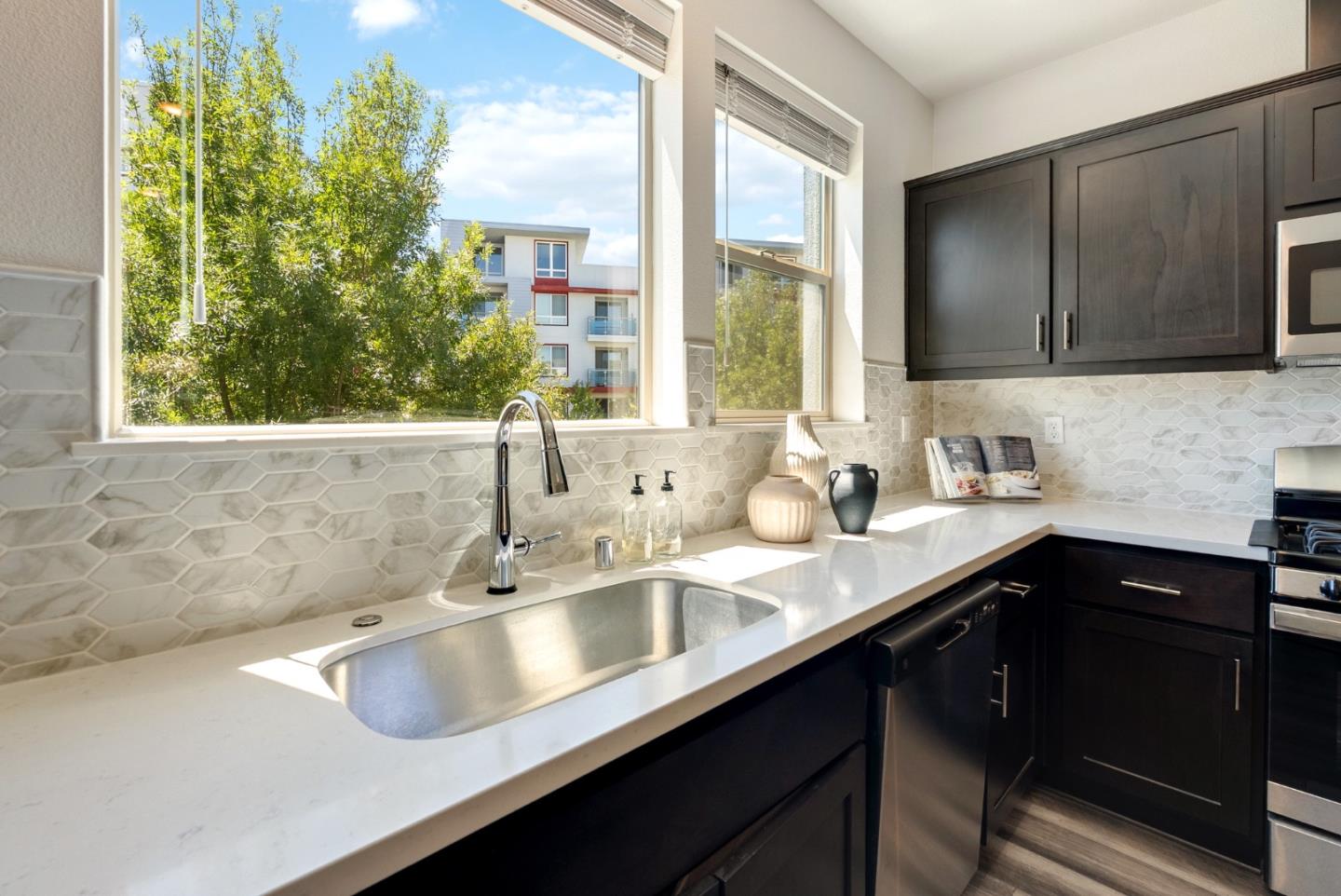 Detail Gallery Image 14 of 29 For 5950 Flash Ct, San Jose,  CA 95119 - 3 Beds | 3/1 Baths