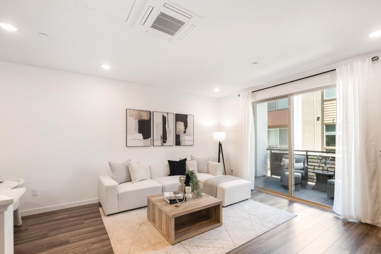 Detail Gallery Image 7 of 29 For 5950 Flash Ct, San Jose,  CA 95119 - 3 Beds | 3/1 Baths