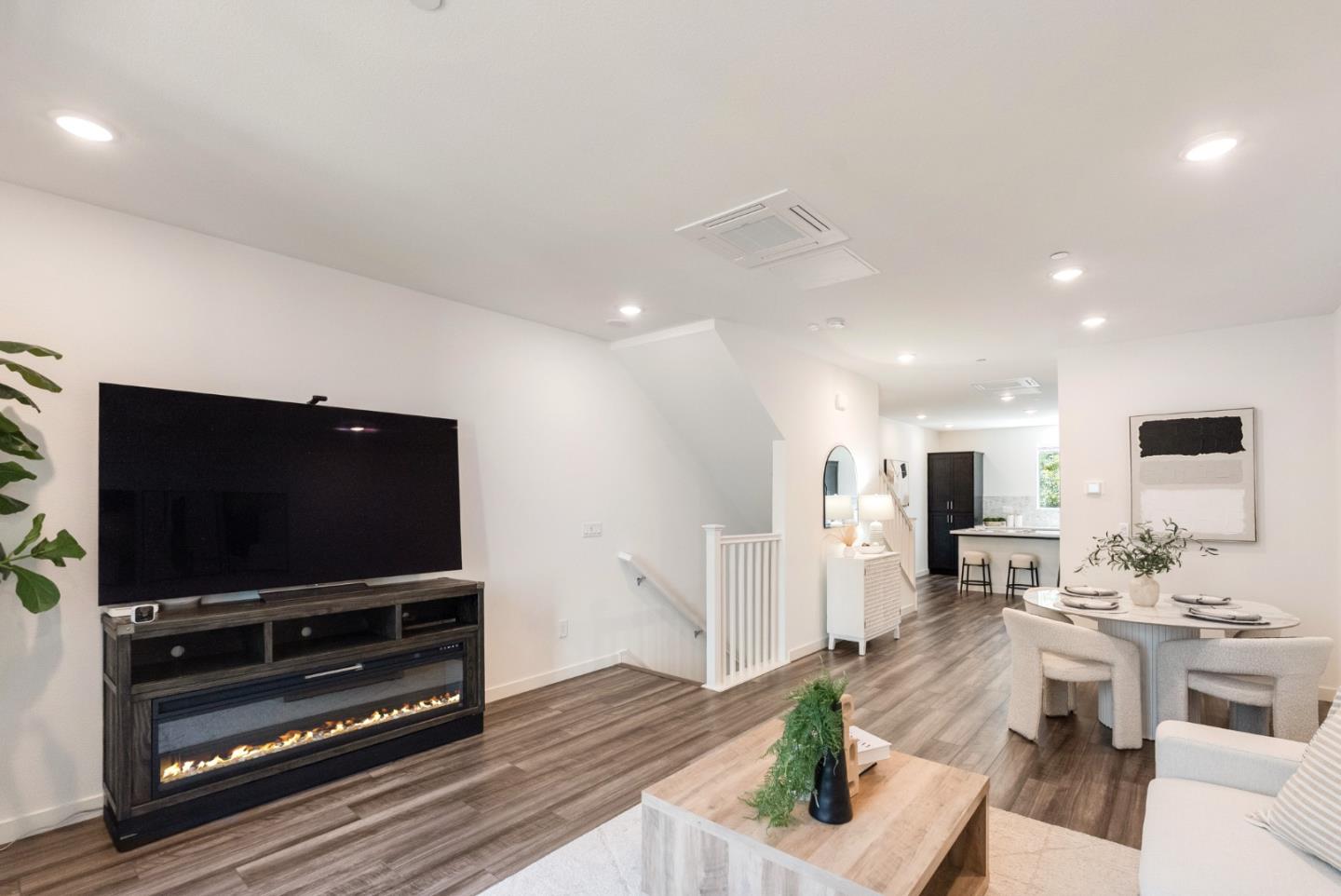 Detail Gallery Image 9 of 29 For 5950 Flash Ct, San Jose,  CA 95119 - 3 Beds | 3/1 Baths