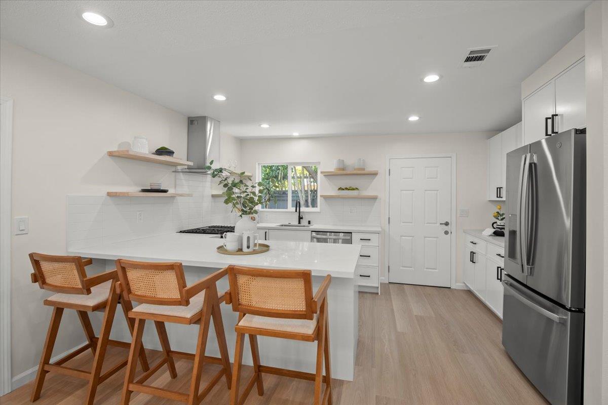 Detail Gallery Image 12 of 52 For 586 Burgoyne St, Mountain View,  CA 94043 - 4 Beds | 4 Baths