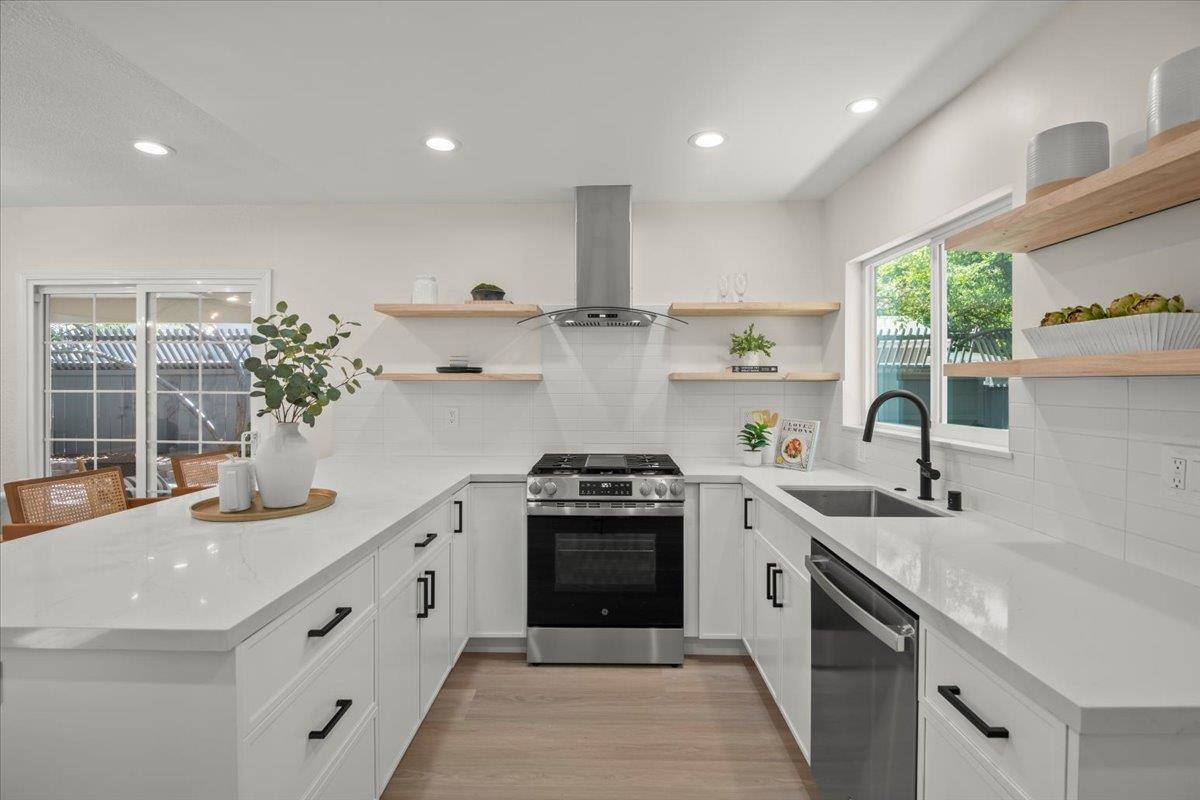 Detail Gallery Image 13 of 52 For 586 Burgoyne St, Mountain View,  CA 94043 - 4 Beds | 4 Baths