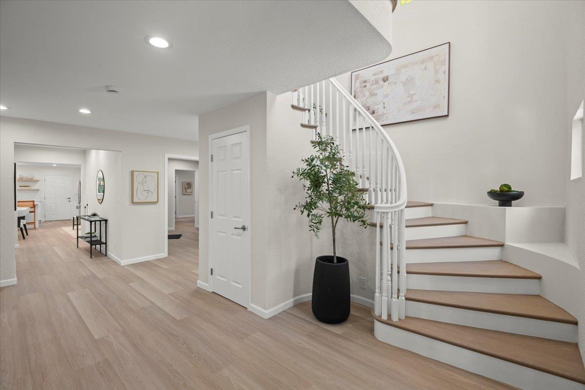 Detail Gallery Image 21 of 52 For 586 Burgoyne St, Mountain View,  CA 94043 - 4 Beds | 4 Baths