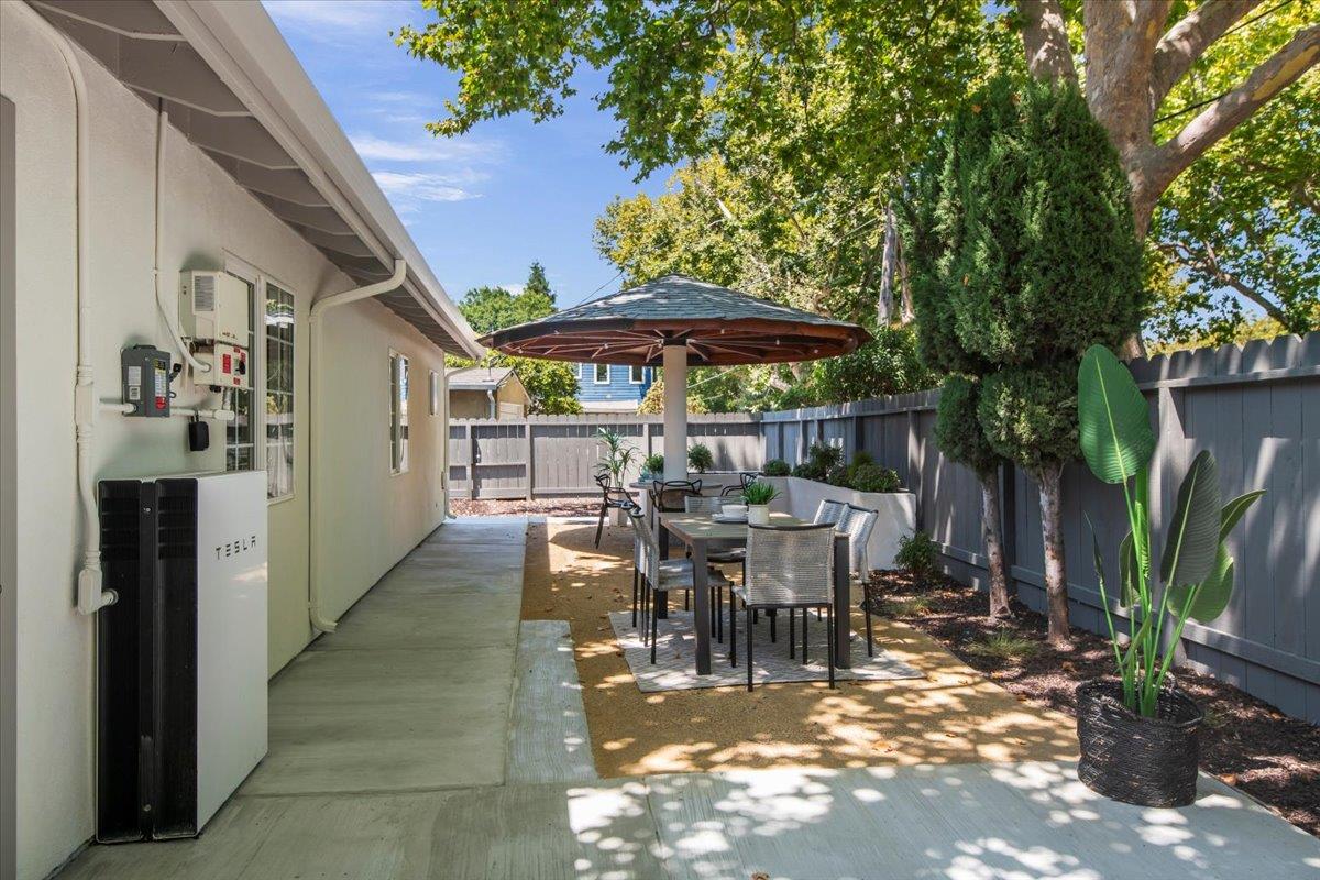 Detail Gallery Image 28 of 52 For 586 Burgoyne St, Mountain View,  CA 94043 - 4 Beds | 4 Baths