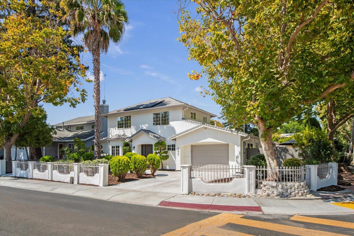 Detail Gallery Image 4 of 52 For 586 Burgoyne St, Mountain View,  CA 94043 - 4 Beds | 4 Baths