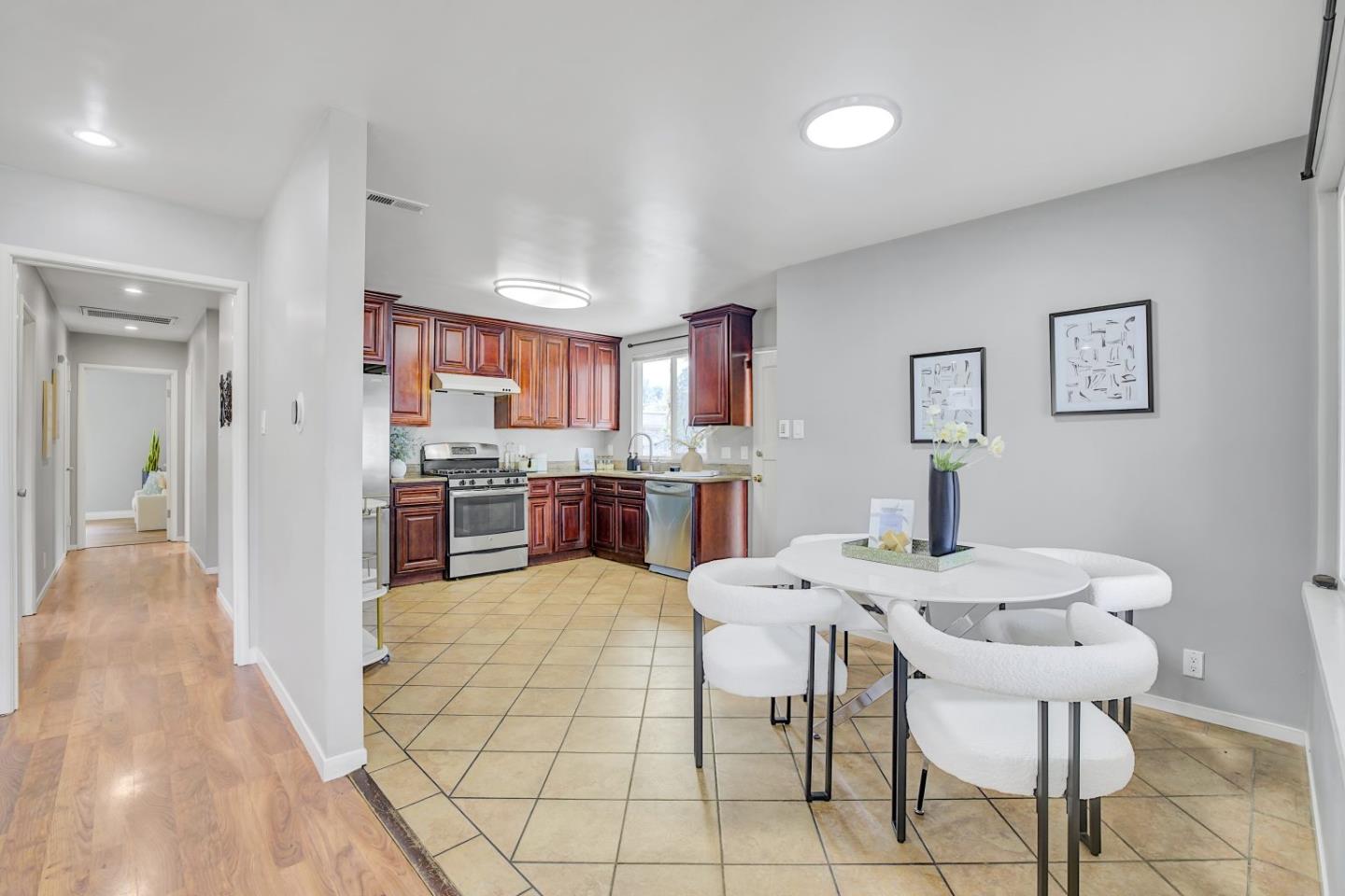 Detail Gallery Image 4 of 25 For 2228 Terra Villa St, East Palo Alto,  CA 94303 - 3 Beds | 1/1 Baths