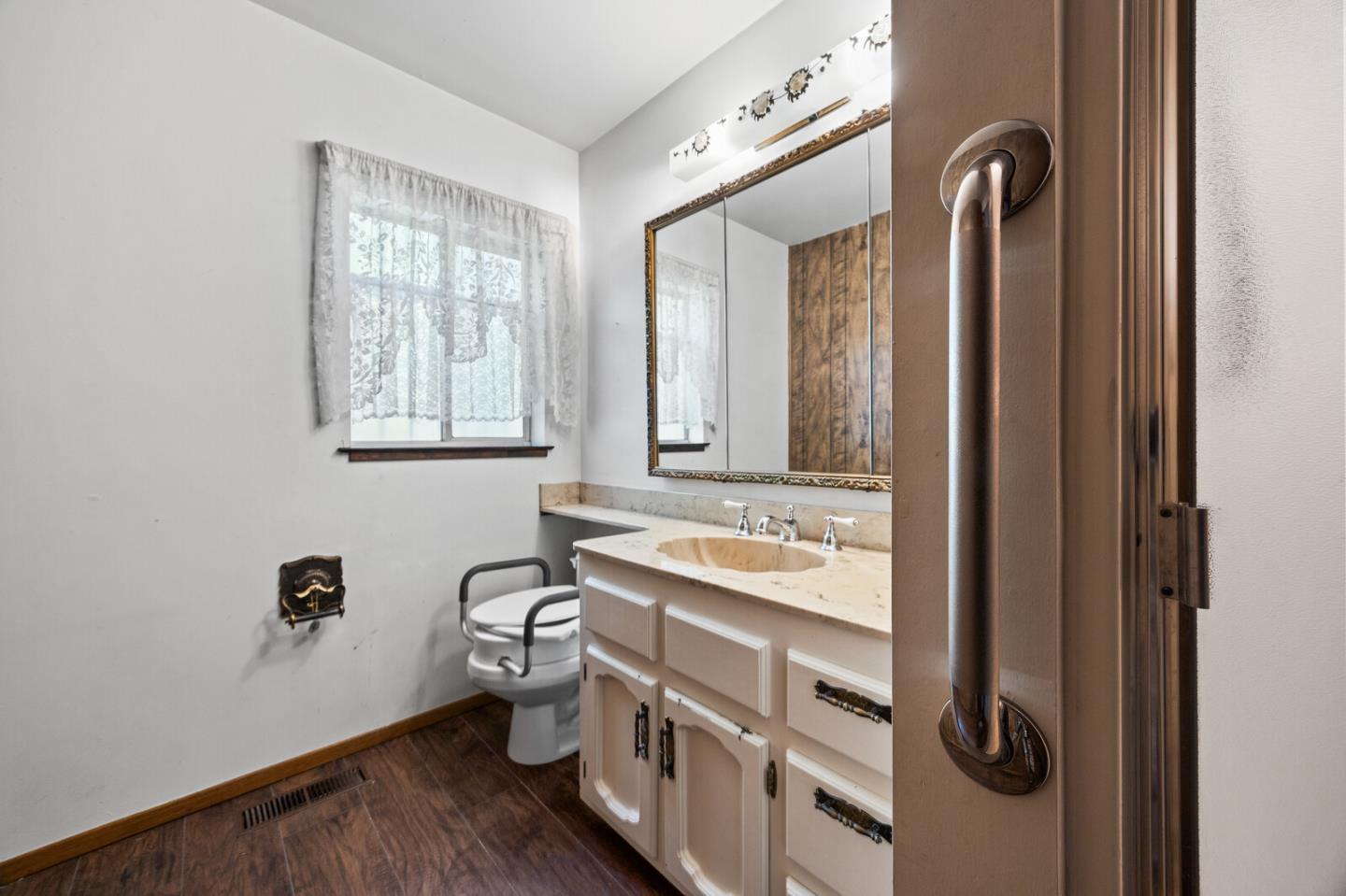 Detail Gallery Image 15 of 26 For 14 Nevada St, Redwood City,  CA 94062 - 2 Beds | 2 Baths