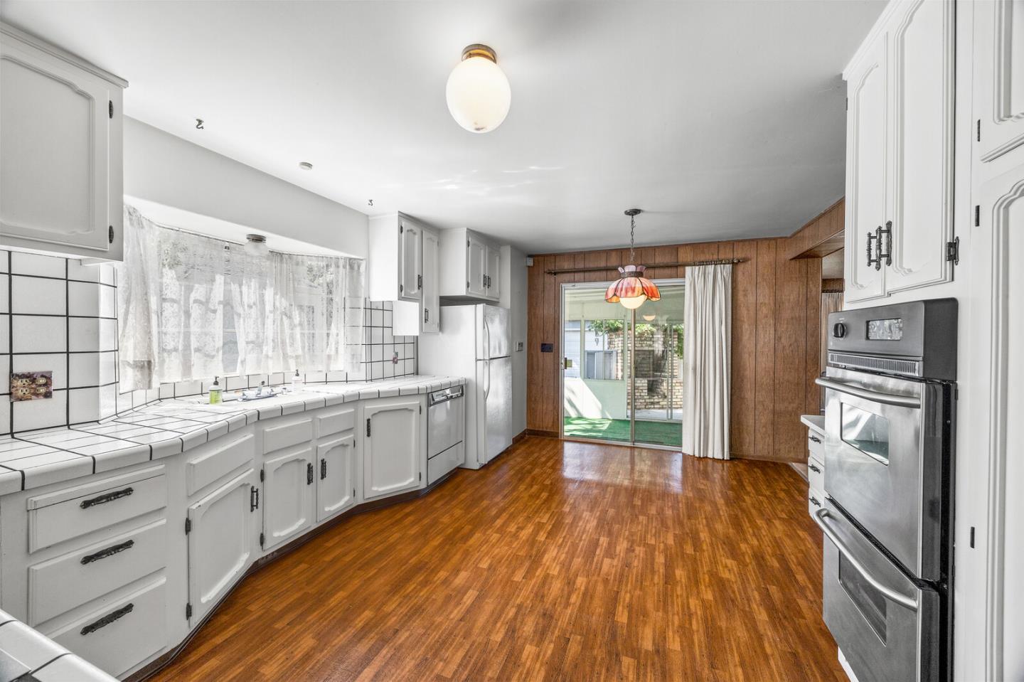 Detail Gallery Image 7 of 26 For 14 Nevada St, Redwood City,  CA 94062 - 2 Beds | 2 Baths