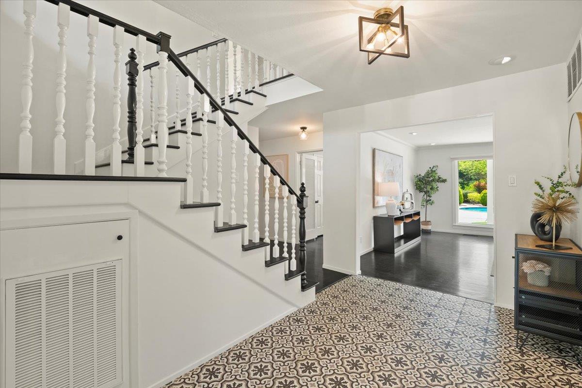 Detail Gallery Image 11 of 66 For 14228 Amherst Ct, Los Altos Hills,  CA 94022 - 5 Beds | 4 Baths