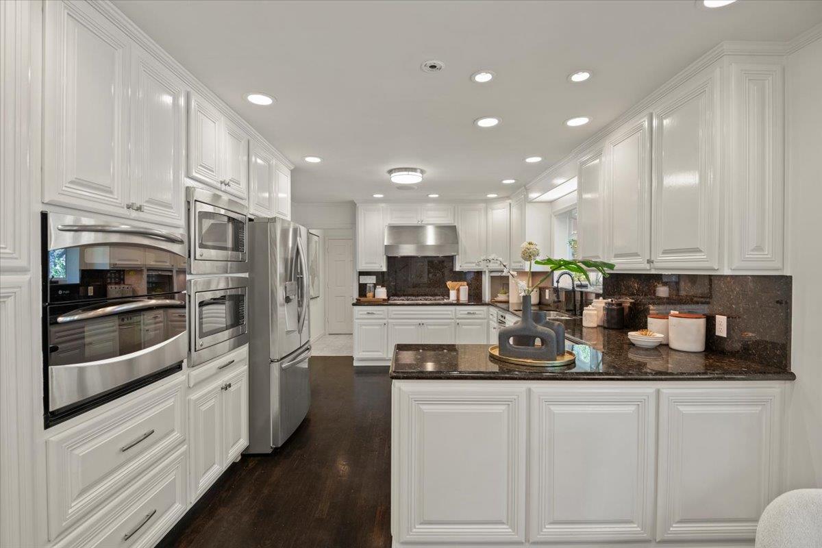 Detail Gallery Image 23 of 66 For 14228 Amherst Ct, Los Altos Hills,  CA 94022 - 5 Beds | 4 Baths