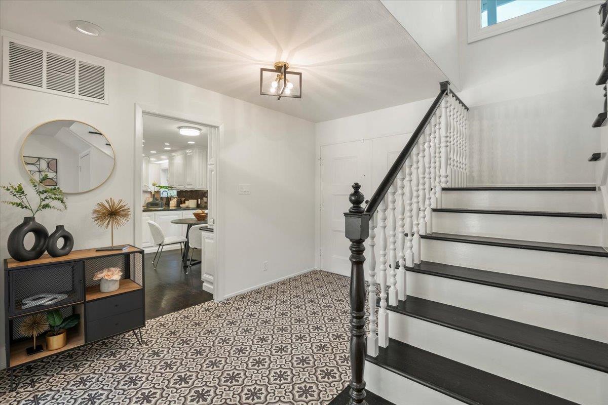 Detail Gallery Image 25 of 66 For 14228 Amherst Ct, Los Altos Hills,  CA 94022 - 5 Beds | 4 Baths