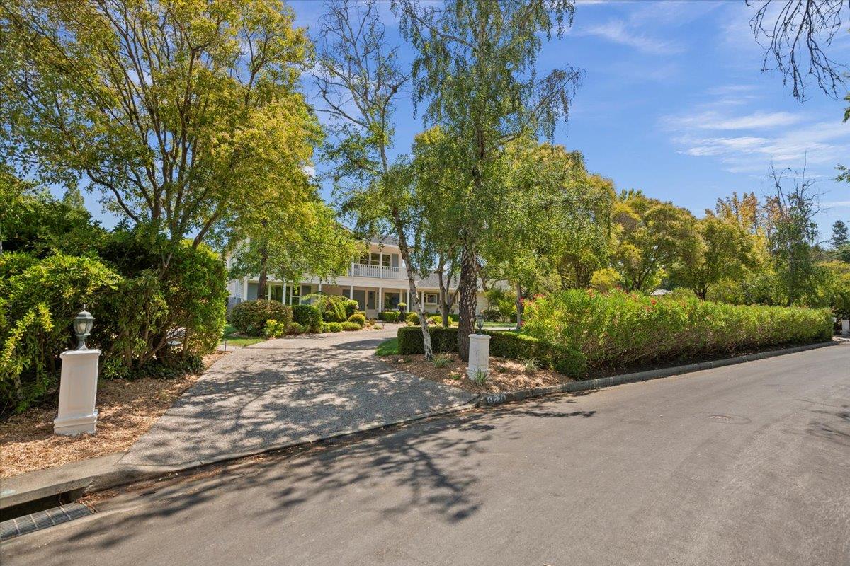 Detail Gallery Image 4 of 66 For 14228 Amherst Ct, Los Altos Hills,  CA 94022 - 5 Beds | 4 Baths