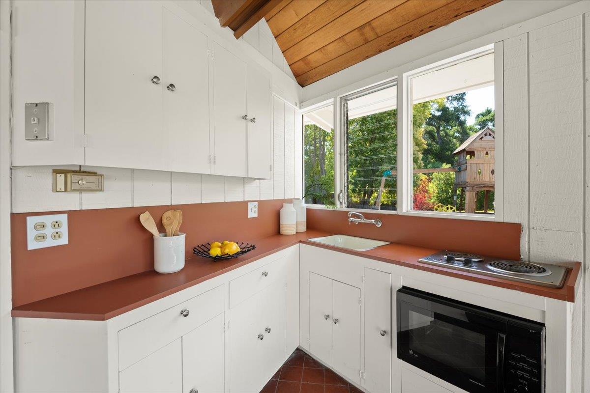Detail Gallery Image 47 of 66 For 14228 Amherst Ct, Los Altos Hills,  CA 94022 - 5 Beds | 4 Baths