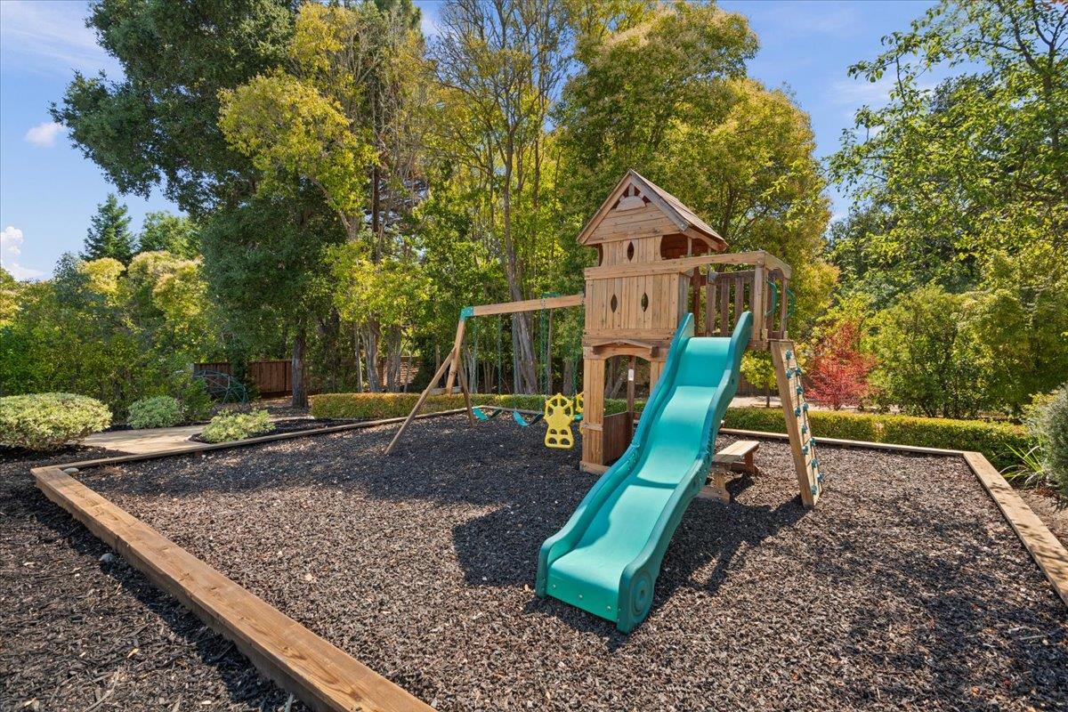 Detail Gallery Image 57 of 66 For 14228 Amherst Ct, Los Altos Hills,  CA 94022 - 5 Beds | 4 Baths