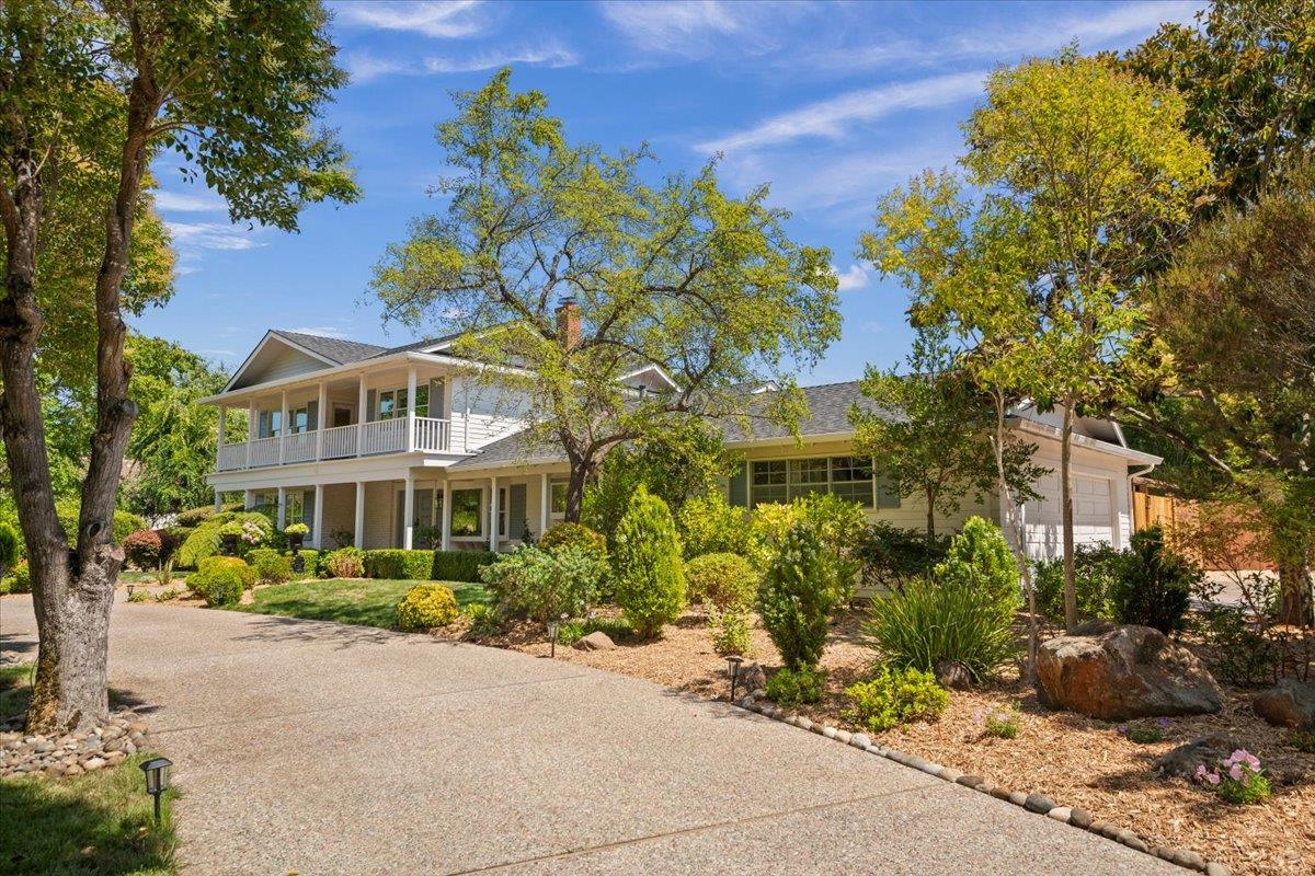 Detail Gallery Image 8 of 66 For 14228 Amherst Ct, Los Altos Hills,  CA 94022 - 5 Beds | 4 Baths