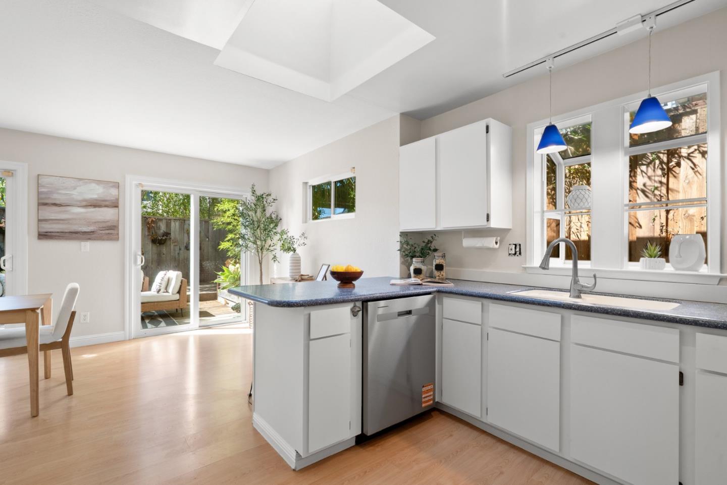 Detail Gallery Image 9 of 55 For 141 Walk Cir, Santa Cruz,  CA 95060 - 2 Beds | 2 Baths