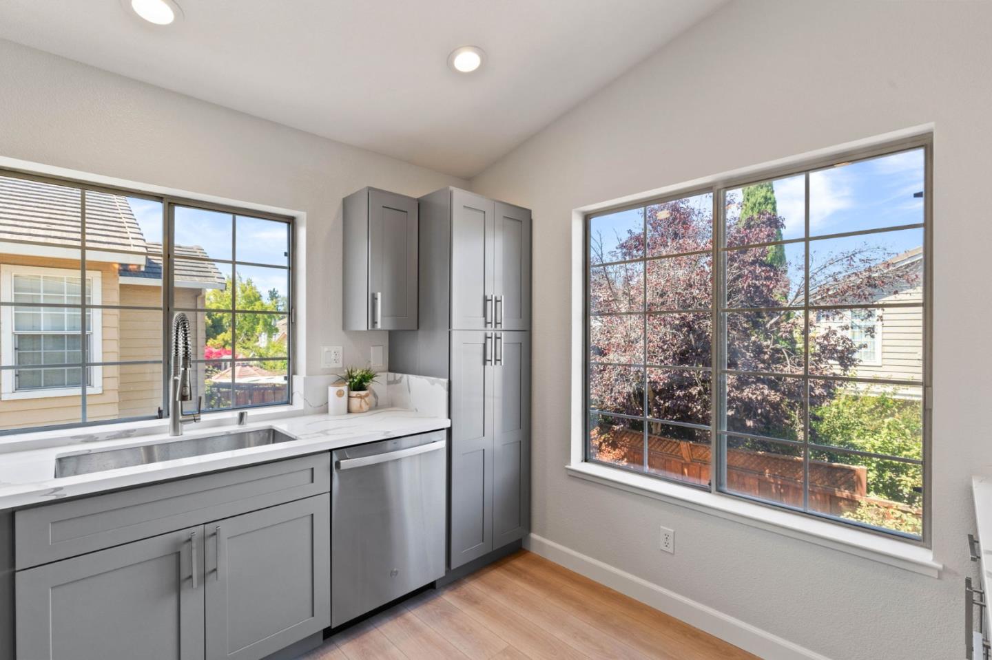 Detail Gallery Image 7 of 32 For 5458 Andromeda Cir, Fremont,  CA 94538 - 3 Beds | 2/1 Baths