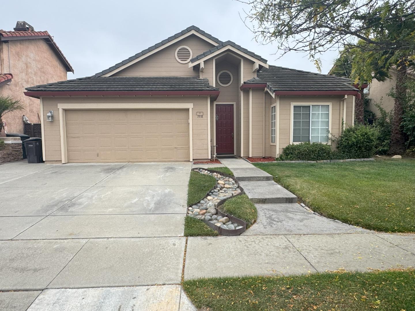 Detail Gallery Image 1 of 19 For 1918 Newcastle Dr, Salinas,  CA 93906 - 4 Beds | 2 Baths