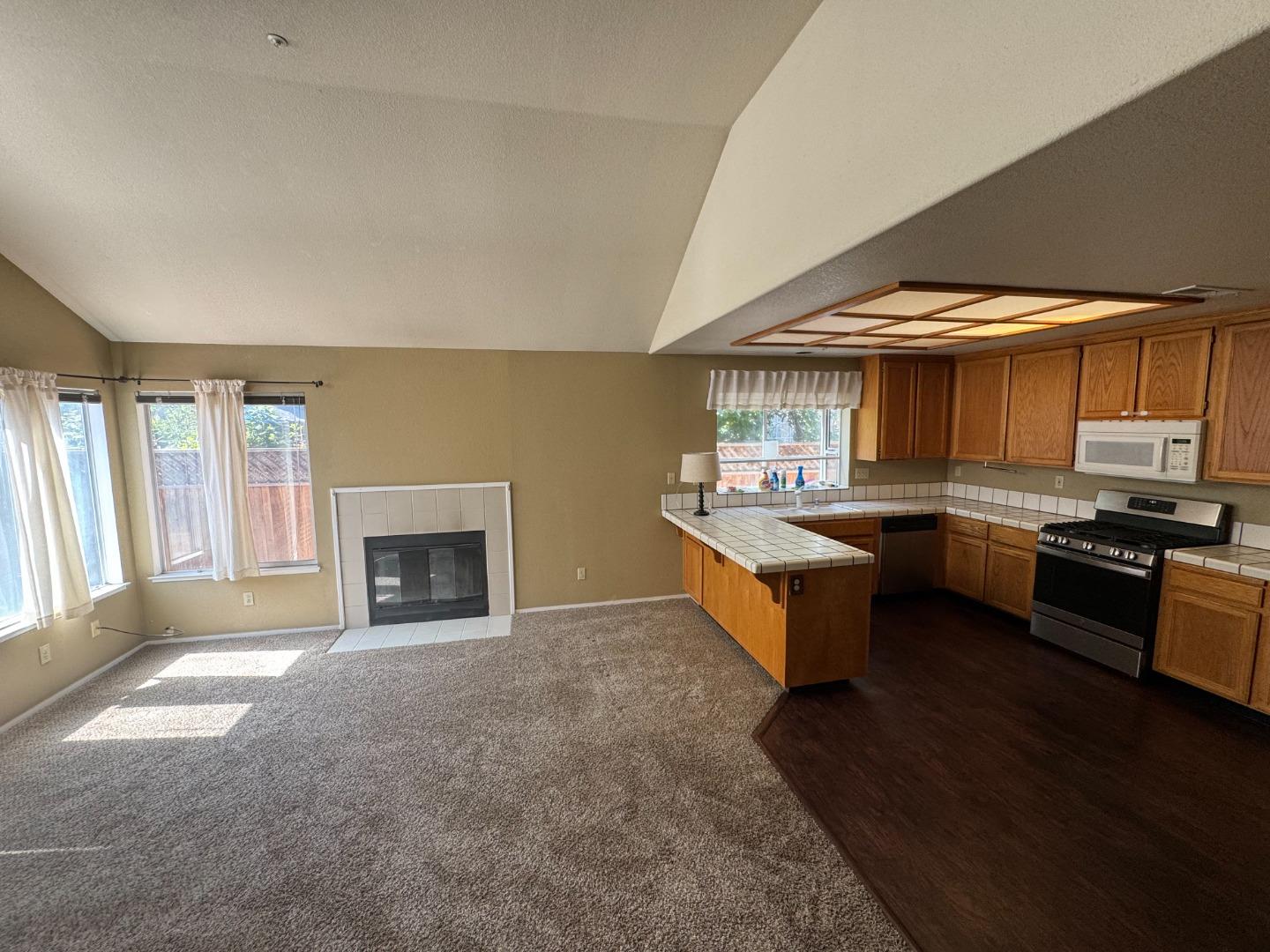 Detail Gallery Image 35 of 42 For 1918 Newcastle Dr, Salinas,  CA 93906 - 4 Beds | 2 Baths