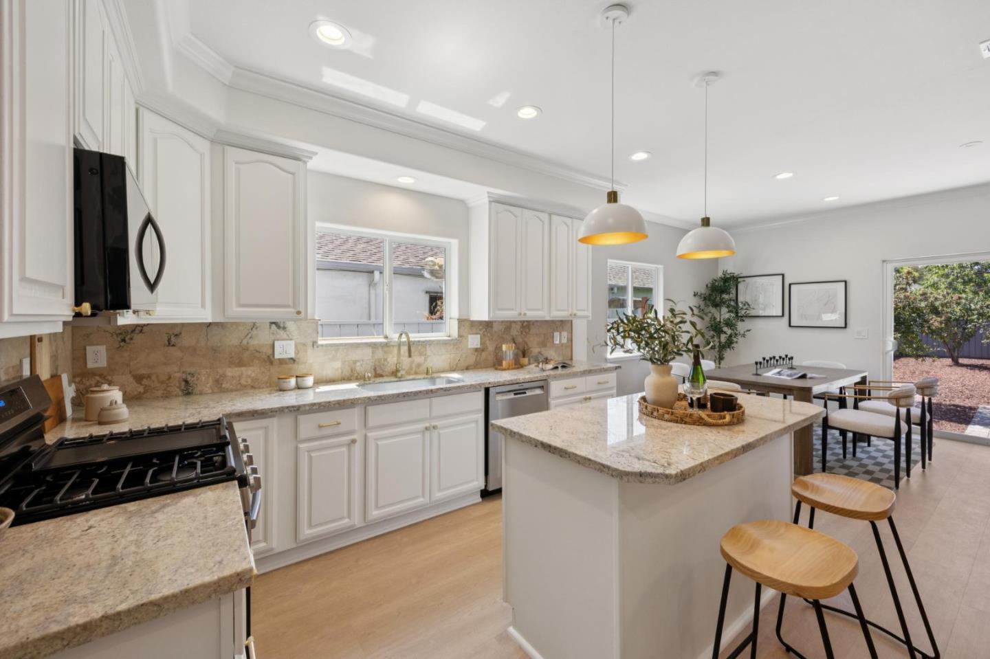 Detail Gallery Image 15 of 122 For 221 S 21st St, San Jose,  CA 95116 - 4 Beds | 3 Baths