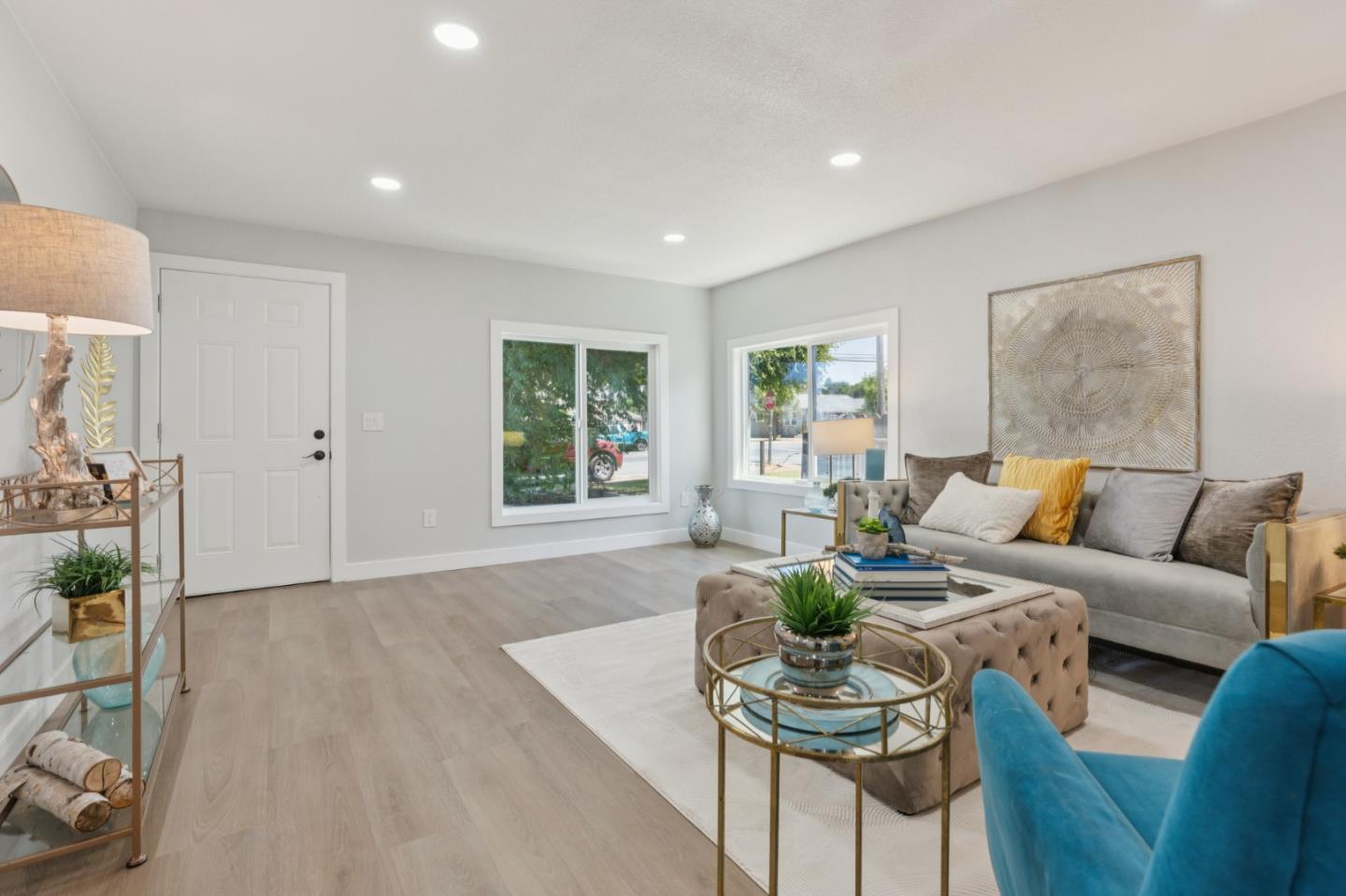Detail Gallery Image 3 of 15 For 951 Hillcrest Rd, Hollister,  CA 95023 - 2 Beds | 1 Baths