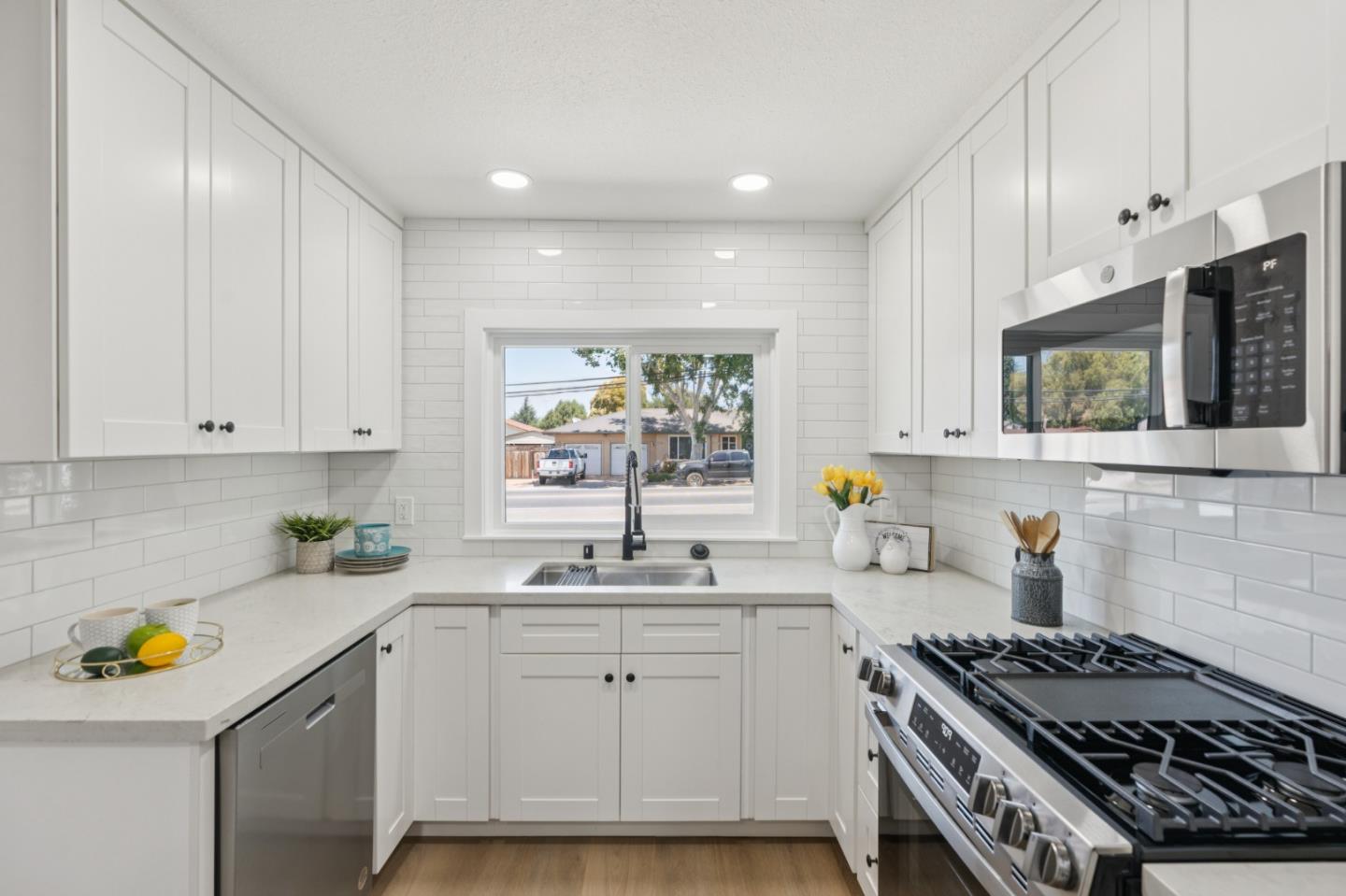 Detail Gallery Image 5 of 15 For 951 Hillcrest Rd, Hollister,  CA 95023 - 2 Beds | 1 Baths