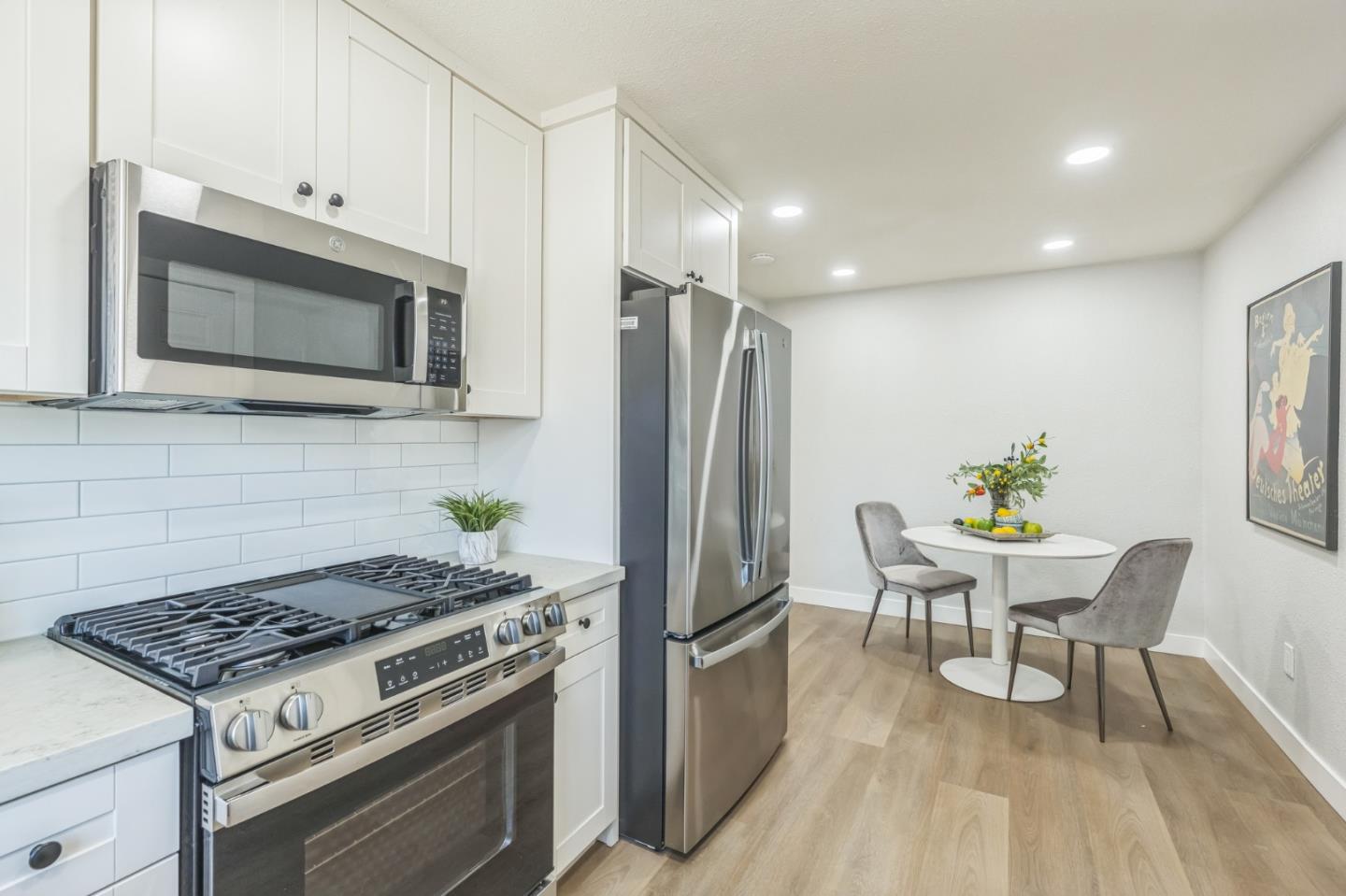 Detail Gallery Image 6 of 15 For 951 Hillcrest Rd, Hollister,  CA 95023 - 2 Beds | 1 Baths
