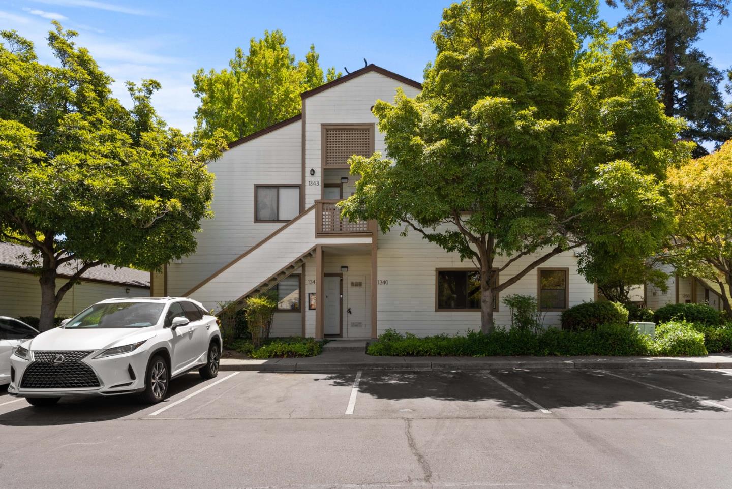 Detail Gallery Image 2 of 37 For 1340 Meadow Ridge Cir, San Jose,  CA 95131 - 2 Beds | 2 Baths